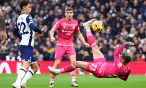 Tottenham thua đội áp chót Ngoại hạng Anh