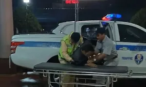 Cảnh sát cứu tài xế đột quỵ khi lái ôtô trên cao tốc Cảnh sát cứu tài xế đột quỵ khi lái ôtô trên cao tốc