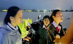 Ba nữ sinh bị nước lũ cuốn trôi 100 m được cứu sống Ba nữ sinh bị nước lũ cuốn trôi 100 m được cứu sống