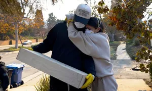 Cư dân Los Angeles bất bình với cách giới chức ứng phó cháy rừng Cư dân Los Angeles bất bình với cách giới chức ứng phó cháy rừng