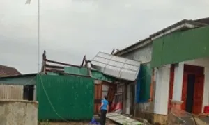 Lốc xoáy làm tốc mái hàng chục nhà dân Lốc xoáy làm tốc mái hàng chục nhà dân