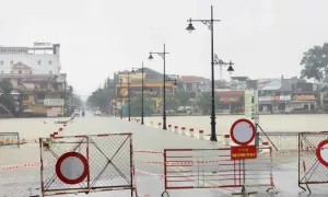 Lũ tràn về đô thị Huế